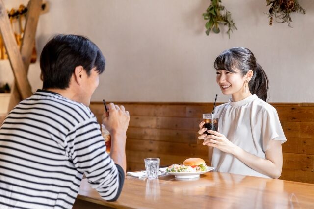 彼女いるのに ほかの女とご飯
