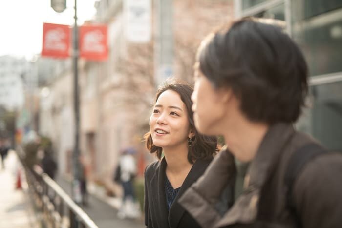 女性　無意識　好意　しぐさ